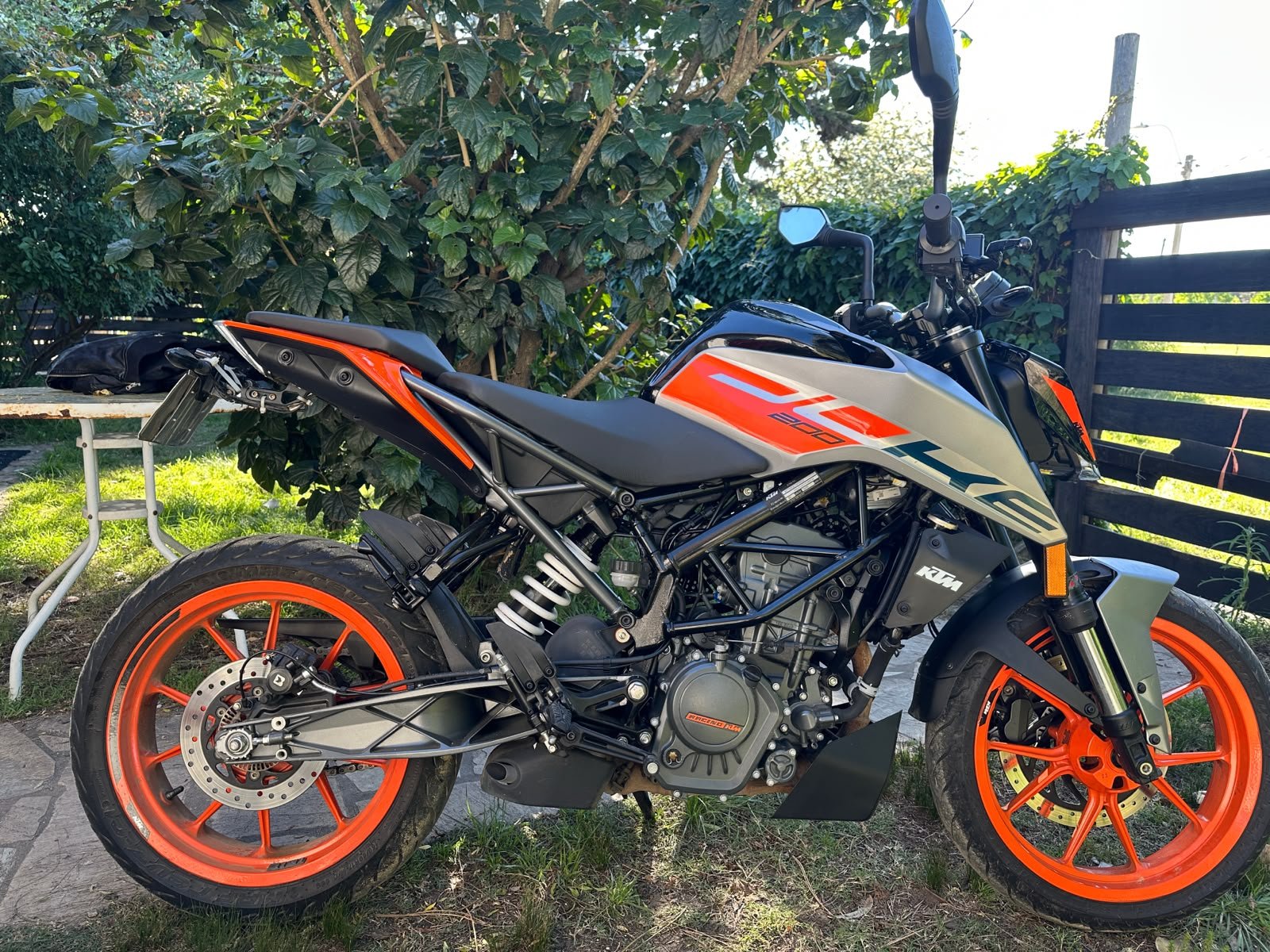 KTM Duke 200 (foto provisoria)